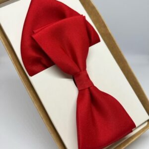 Piros csokornyakkendő díszzsebkendővel