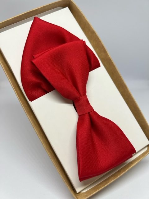 Piros csokornyakkendő díszzsebkendővel