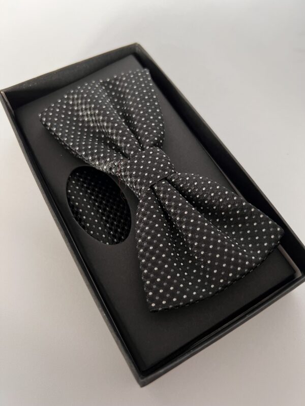 Fekete csokornyakkendő díszzsebkendővel