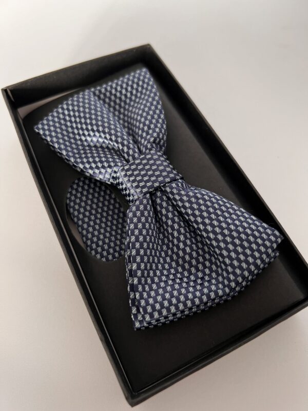 Kék csokornyakkendő díszzsebkendővel