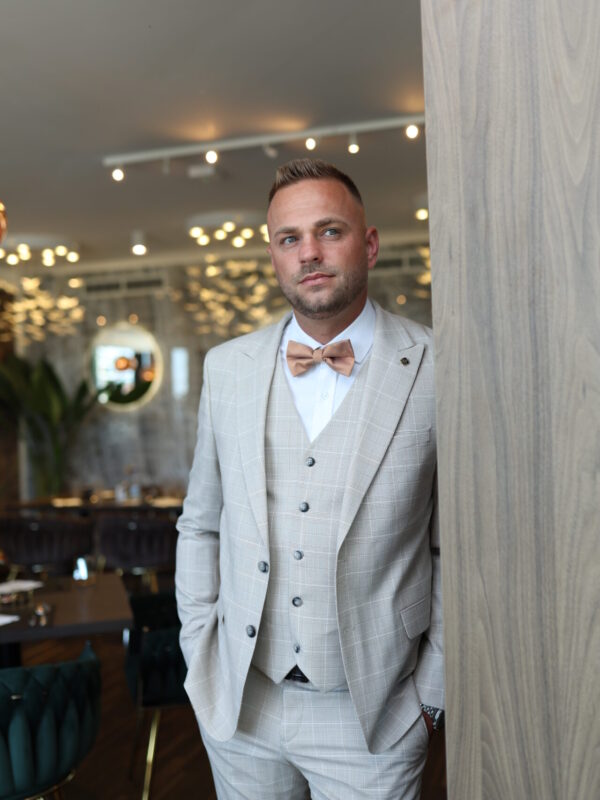 Világos bézs kockás öltöny